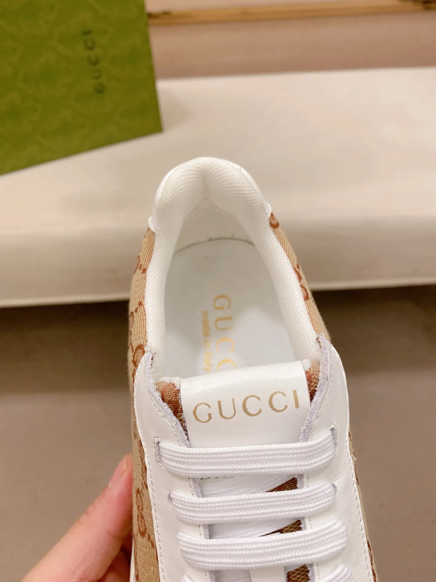 Men's shoes💰 440💰The new GUCCI (Gucci) counters are launched simultaneously. The new men's shoes, 😘fabrics are selected from imported cowhide, and the lining is sheepskin lining. 👍🏿 High-end ☄️ air-cushion molded anti-slip rubber outsole, exquisite lines, simple and elegant, comfortable and high-end for leisure travel. Code number: 38 to 44 (45 can be customized and cannot be returned or exchanged)